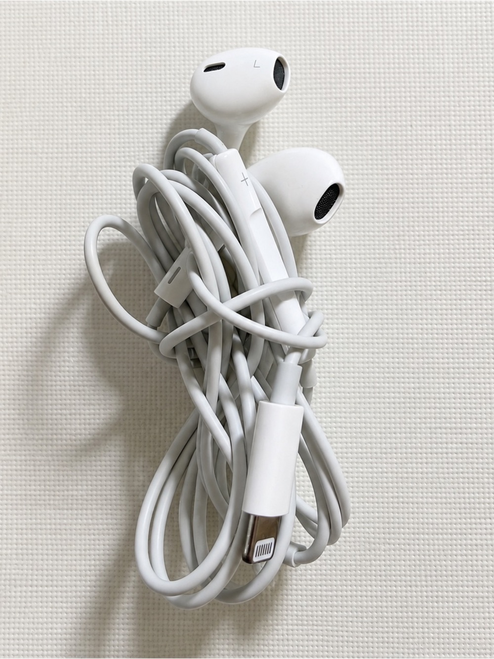 Apple EarPods with Lightning Connector Wired Earbuds Headphones White